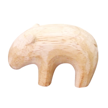 粗けずりののち、手作業でやすりかけ。